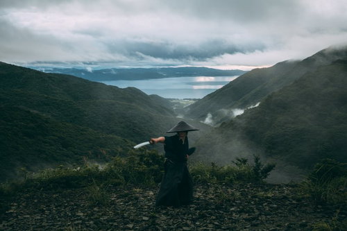 御霊櫃峠で日本刀を抜刀して構える用心棒の姿