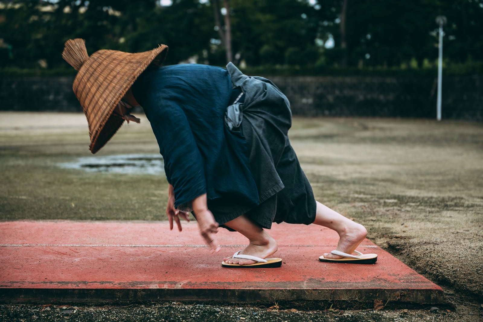 スタートダッシュの構えをとる袴姿の侍［モデル：まーこ］
