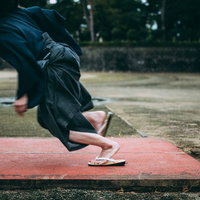 雪駄で走り込む侍の用心棒｜網代笠姿でスタートダッシュの写真