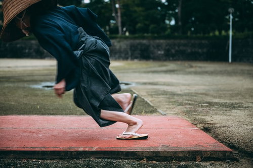 雪駄で走り込む侍の用心棒｜網代笠姿でスタートダッシュ