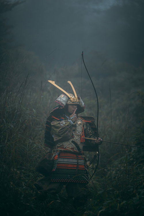 人差し指を舐める大鎧を纏う侍の弓武士の肖像