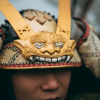 侍が被る兜の前立（獅子面）の写真