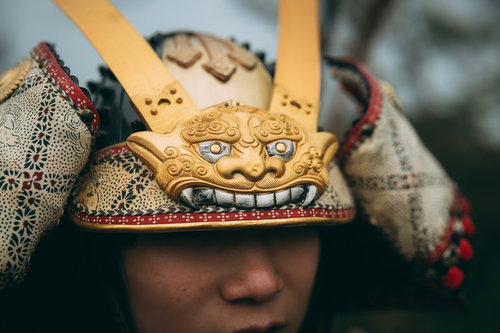金色に輝く侍の兜の前立と豪華な装飾・獅子彫刻の武具