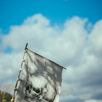 骸骨の指物が立つ青空 戦国時代の武士の旗印の写真