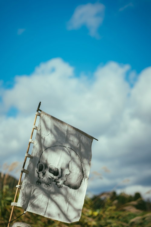 骸骨の指物が立つ青空 戦国時代の武士の旗印