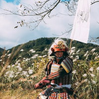 ススキ原で応戦する武士の当世具足姿と日本刀の戦闘シーンの写真