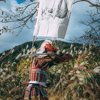 刀越しに周囲を警戒する当世具足姿の武士の戦国武将の写真