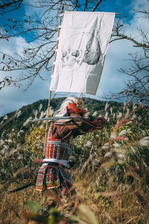 刀越しに周囲を警戒する当世具足姿の武士の戦国武将