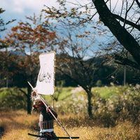 風に揺れる長槍と指物を構える侍の戦国武士の写真