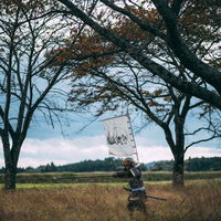 草むらで長槍を構える戦国時代の武士 当世具足に身を包んだ姿の写真