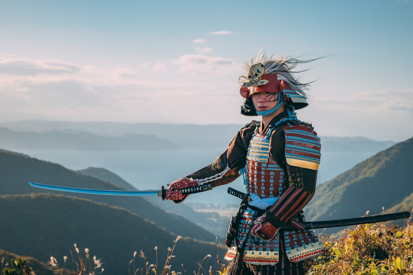 御霊櫃峠の山間で当世具足の甲冑を身に着け太刀を持つ侍［モデル：まーこ］