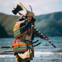 中州で斧を担いで歩く大鎧を纏う侍、戦国時代の武将の写真