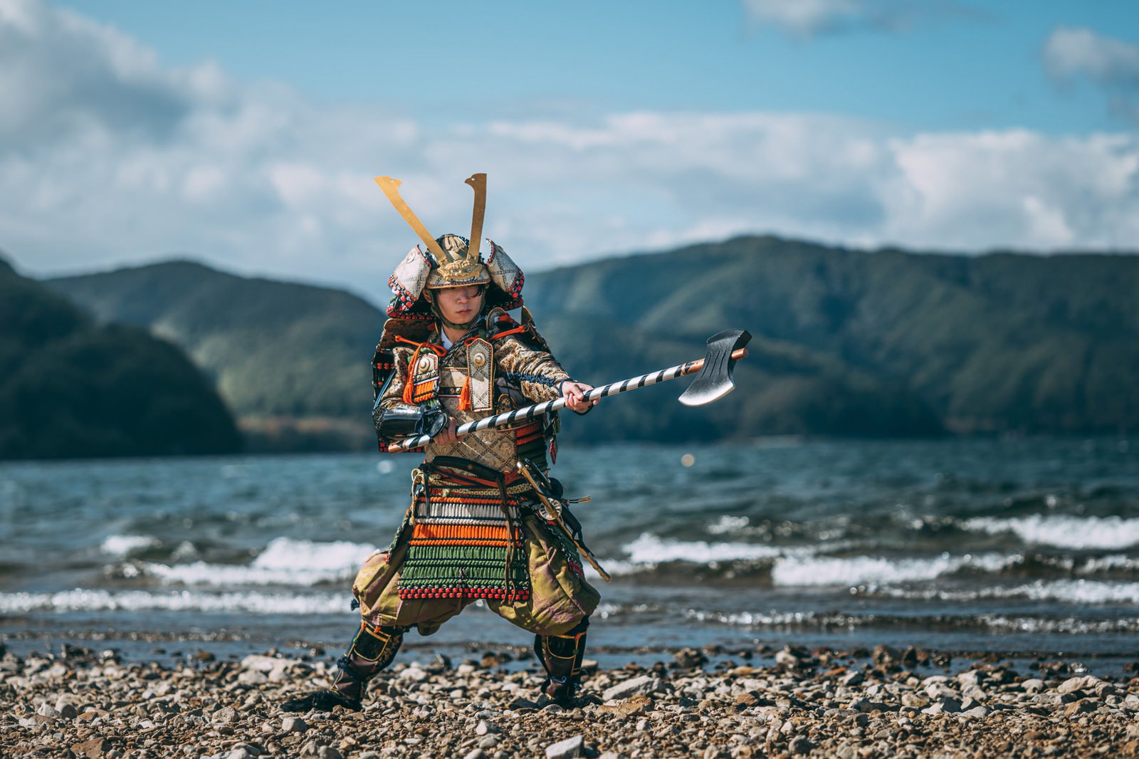 川辺で大鎧を着た武士が斧を構える［モデル：まーこ］