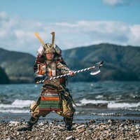 斧を振り下ろす大鎧を纏う武士が中州で構えるの写真