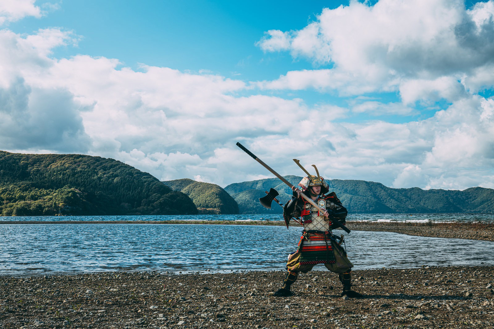 海辺で棍棒を構える大鎧姿の武将［モデル：まーこ］