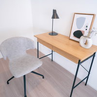 木目調の物書き台と白い椅子のシンプルなワークスペースの写真