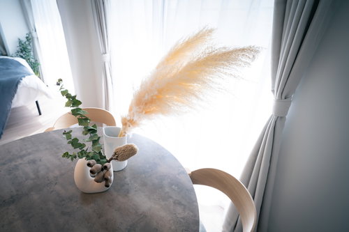 自然光が差し込む窓辺のテーブル上に飾るオシャレなオブジェ