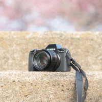 石の外階段に置かれた富士フイルムの一眼カメラの写真