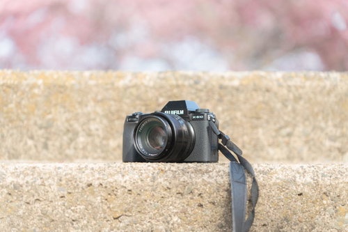 石の外階段に置かれた富士フイルムの一眼カメラ