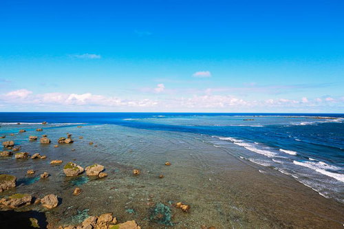 平安名埼灯台から見える宮古島の岩礁と透明な海