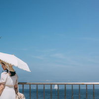 海ほたるの西展望デッキで日傘をさす女性と東京湾の景観の写真
