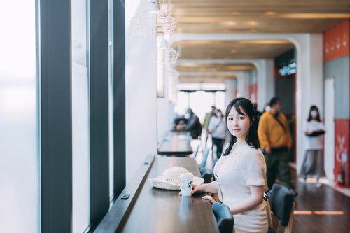 海ほたるの海が見える大回廊でドリンク片手にひといき