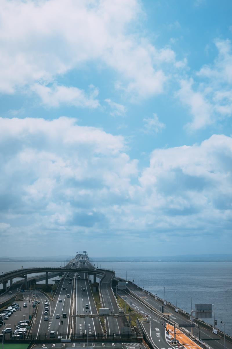 海ほたるの展望デッキから撮影した高速道路が海上に伸びる光景と青空