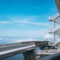 海ほたるの立体駐車場から見た高速道路と青空の写真