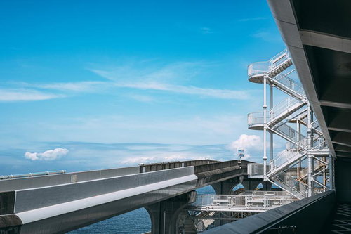 海ほたるの立体駐車場から見た高速道路と青空