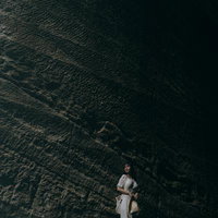 燈籠坂大師の薄暗い切通しトンネルで涼風を感じる女性の写真