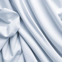 白いシルク生地の波打つテクスチャーと光と影の立体表現の写真