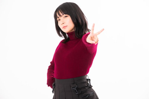 Vサインでドヤ顔する女性