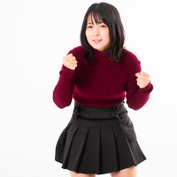 前屈みでガッツポーズする女性のやる気や成功を表現するポージングの写真