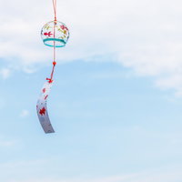 青空と揺らぐ風鈴、赤い短冊が涼しさを運ぶの写真
