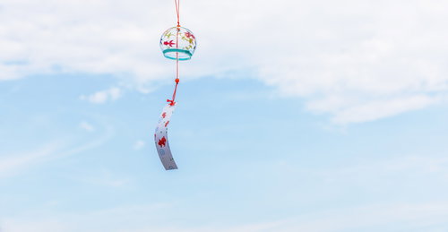 青空と揺らぐ風鈴、赤い短冊が涼しさを運ぶ