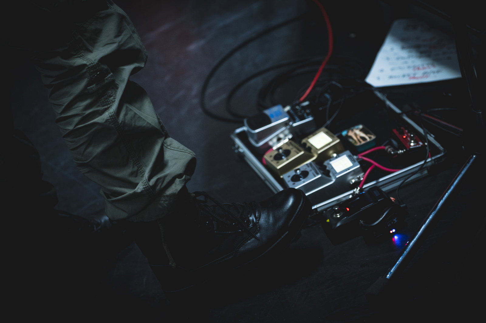 暗い場所に置かれた複数のエフェクターペダル