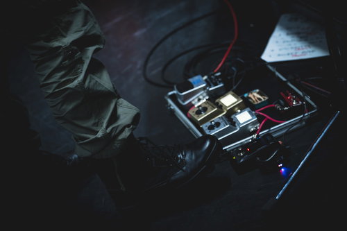 ライブステージの足元に置かれた複数のエフェクター