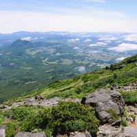 羊蹄山山頂から眺める尻別岳と広大な田園風景の写真