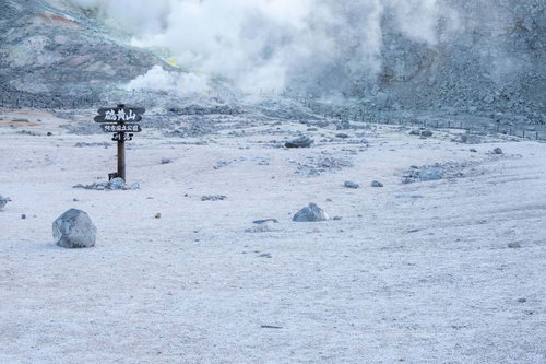 北海道・硫黄山（アトサヌプリ）の噴煙と火山ガス