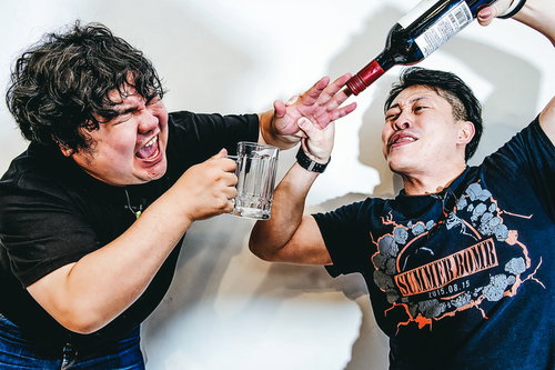 予算オーバーなのにガンガンボトルを追加される男性