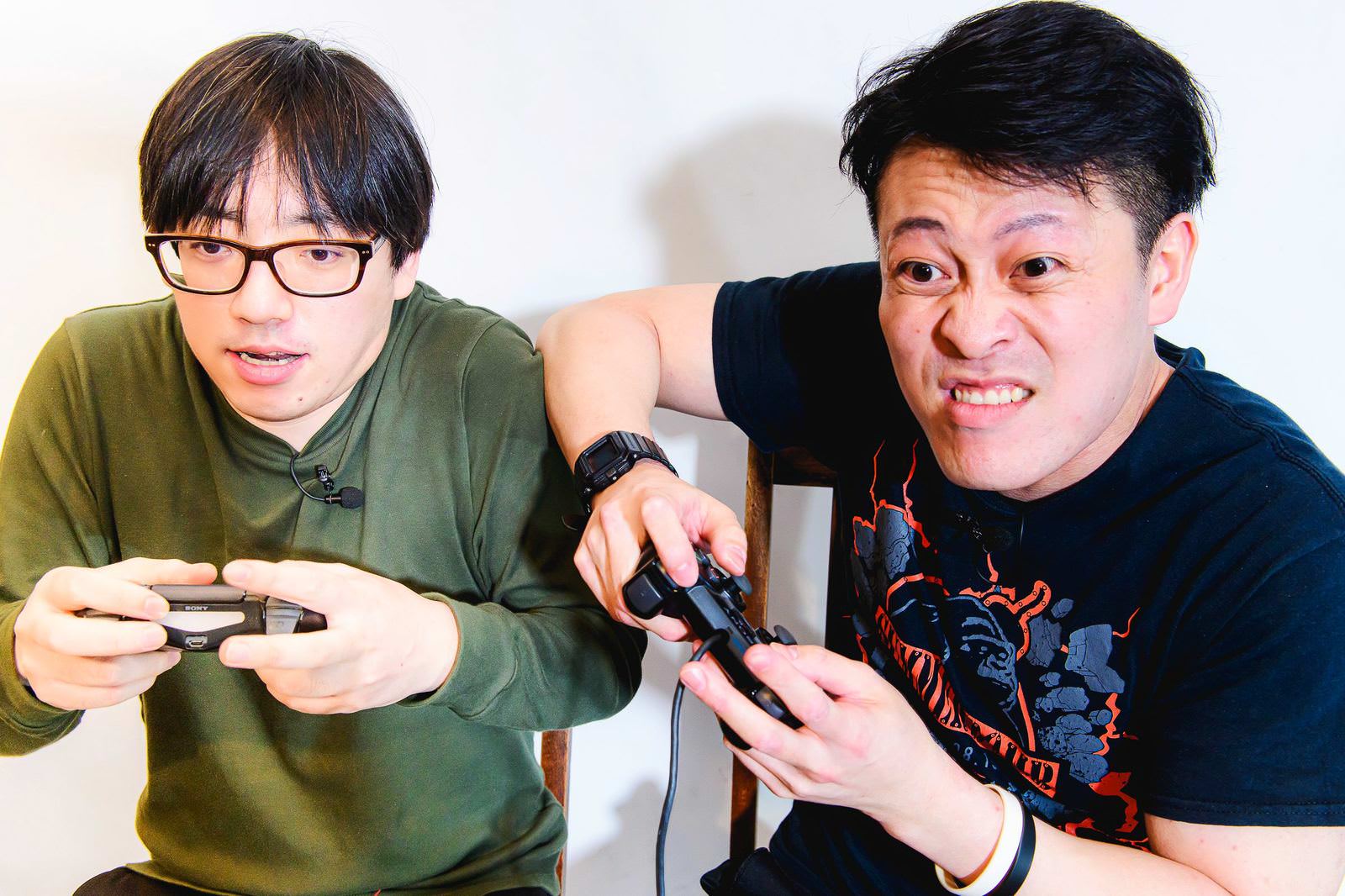 対戦ゲームに熱中してムキになる男性と冷静な友人［モデル：モデルリリース］