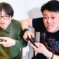 対戦ゲームでムキになるゲーマーの男性と冷静な友人の写真