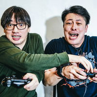 対面ゲームは邪魔し放題、コントローラーを引っ張られる男性の写真