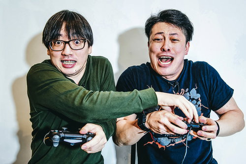 対面ゲームは邪魔し放題、コントローラーを引っ張られる男性