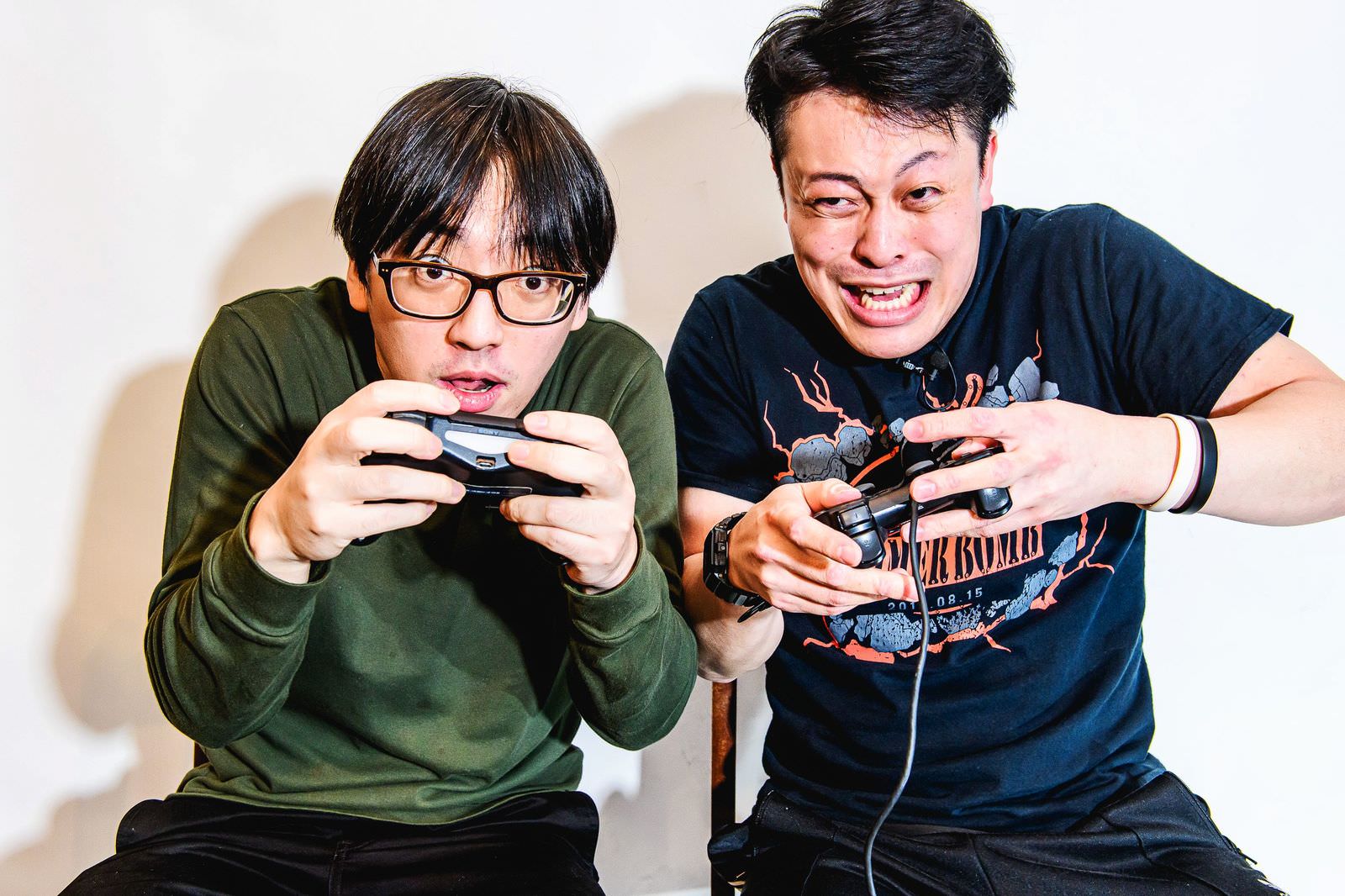 コントローラーを手にゲームに集中する二人の男性［モデル：モデルリリース］