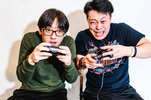 コントローラーを握ってゲームに熱中する二人の男性