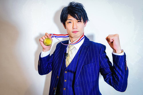 金メダルを獲得してカメラにガッツポーズする男性