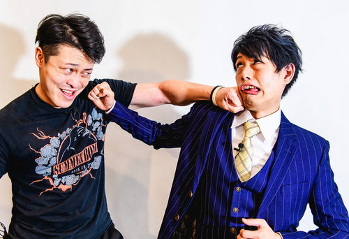 ボカスカ殴り合う二人の男性の激しいパンチと喧嘩の瞬間