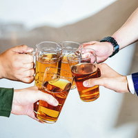 男どもの飲み会でグラスを合わせて乾杯する懇親会の写真