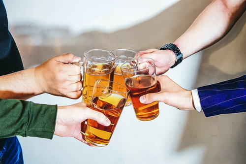 男どもの飲み会でグラスを合わせて乾杯する懇親会